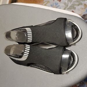 CURATED BY RUA'H KIBRIYA: Black/White Stretchy Sandals EUC